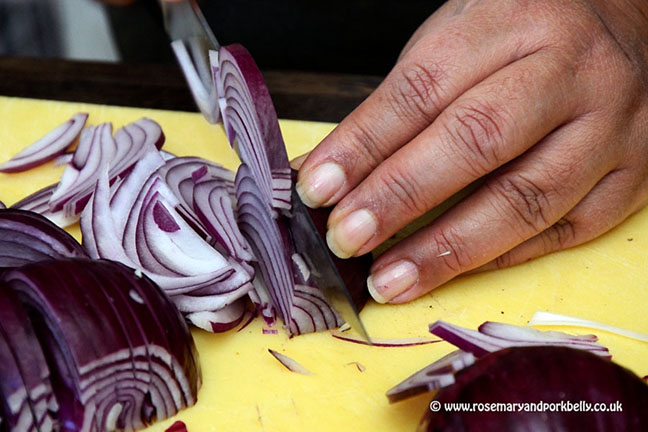 Slicing red onion