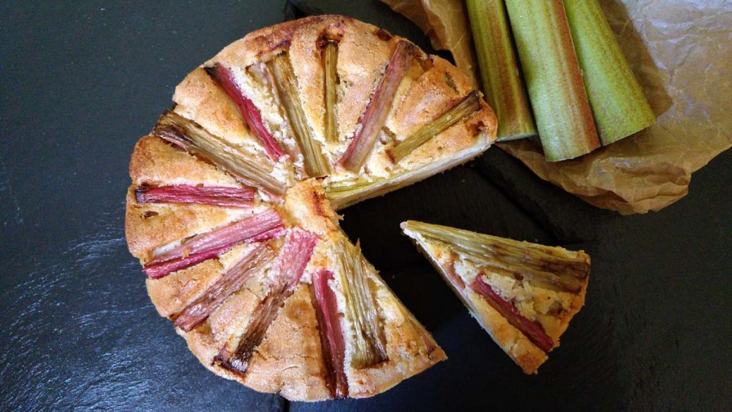 Rhubarb and custard cake © rosemaryandporkbelly.co.uk