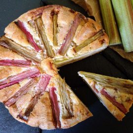 Rhubarb and custard cake © rosemaryandporkbelly.co.uk