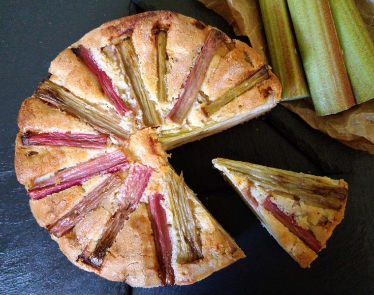 Rhubarb and custard cake © rosemaryandporkbelly.co.uk