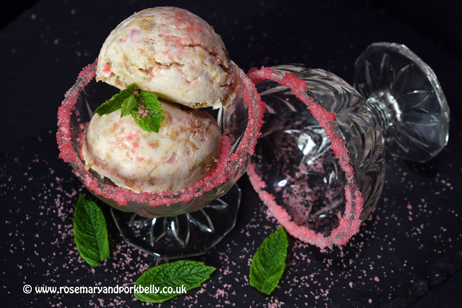 Rhubarb-cheesecake-crumble-ice-cream