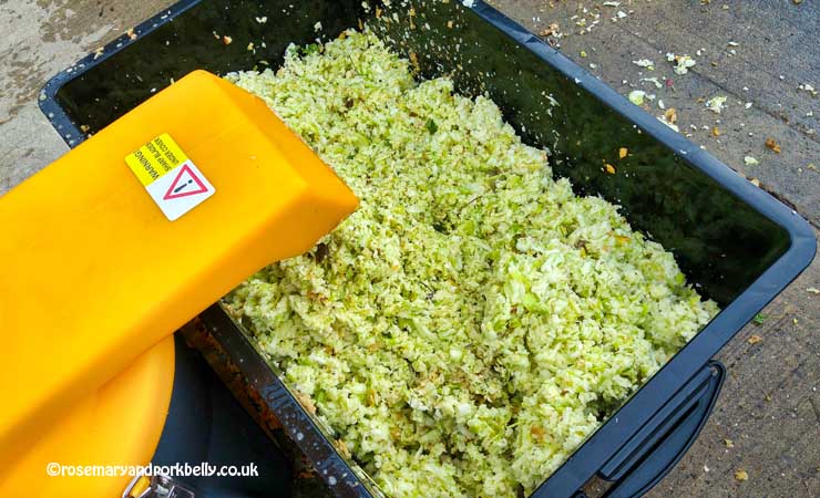 Freshly chopped apples © rosemaryandporkbelly.co.uk