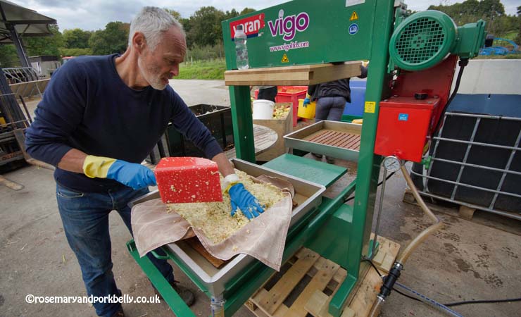 Loading the apple press © rosemaryandporkbelly.co.uk