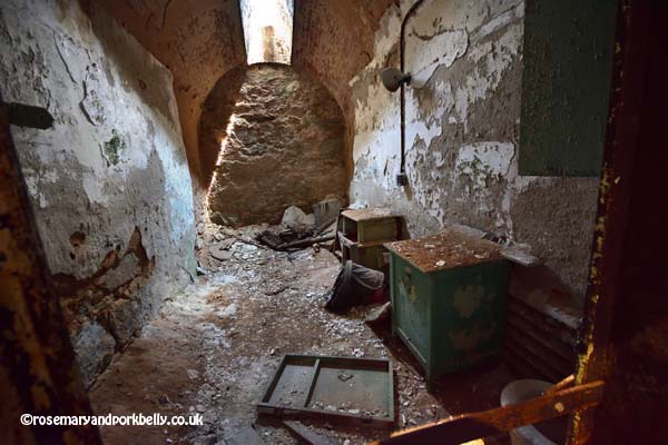 Decaying cell, Eastern State Penitentiary © rosemaryandporkbelly.co.uk