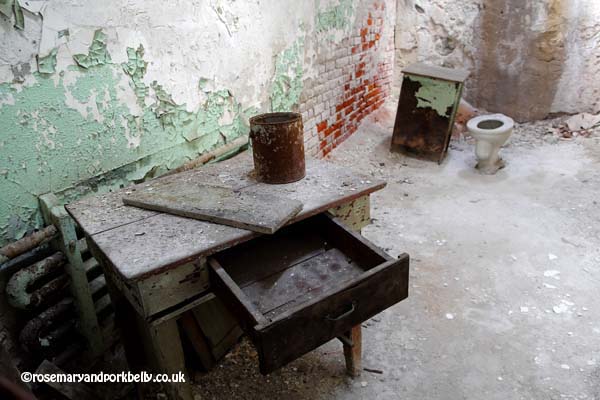Decaying furniture in cell, Eastern State Penitentiary © rosemaryandporkbelly.co.uk
