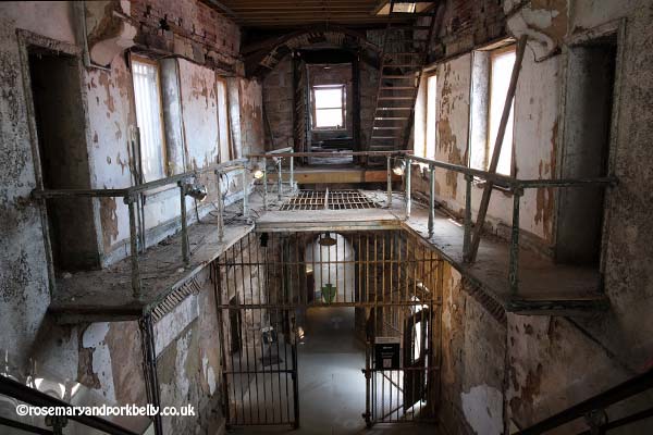 Derelict cell block, Eastern State Penitentiary © rosemaryandporkbelly.co.uk