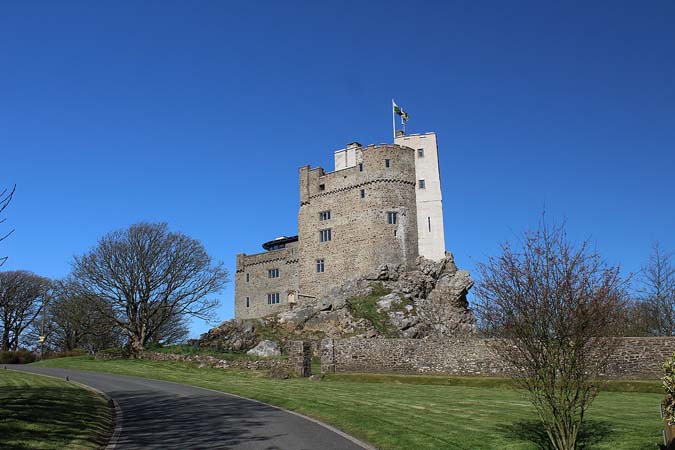 Roch Castle Pembrokeshire © Lucy Sheers, Wikimedia