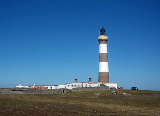 North Ronaldsay lighthouse, Orkney © Chris Downer (cc-by-sa/2.0)