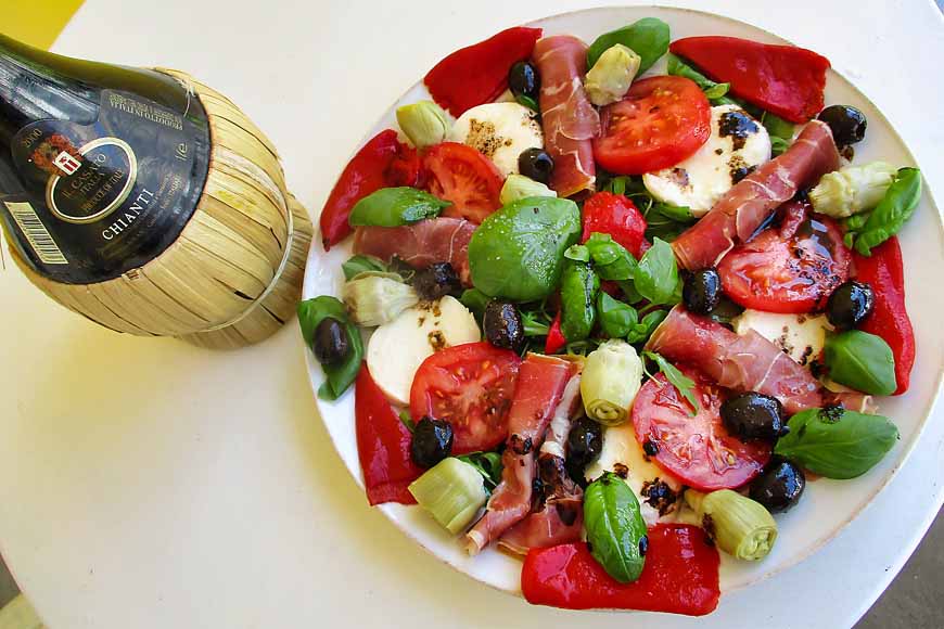 Antipasto and Chianti © Arnaud 25, Wikimedia
