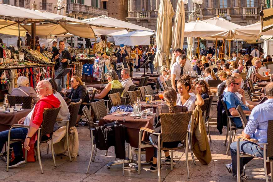 Cafés in Verona market Italy © christophjkugler, Pixabay