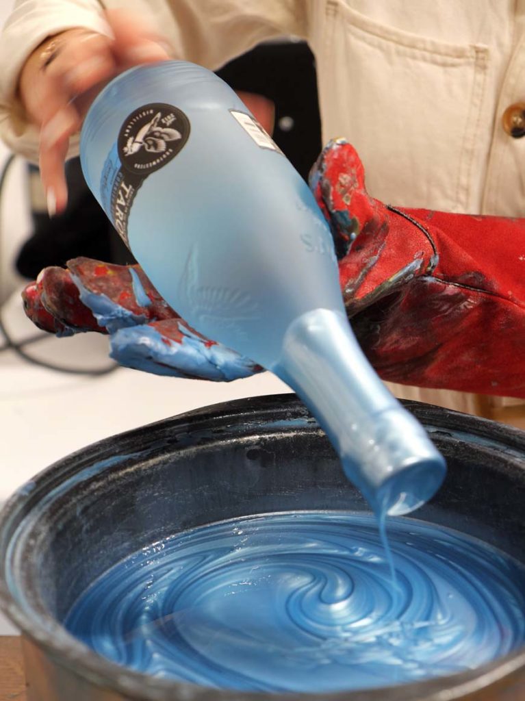 Dipping the gin bottle in wax at Tarquin's © rosemaryandporkbelly.co.uk