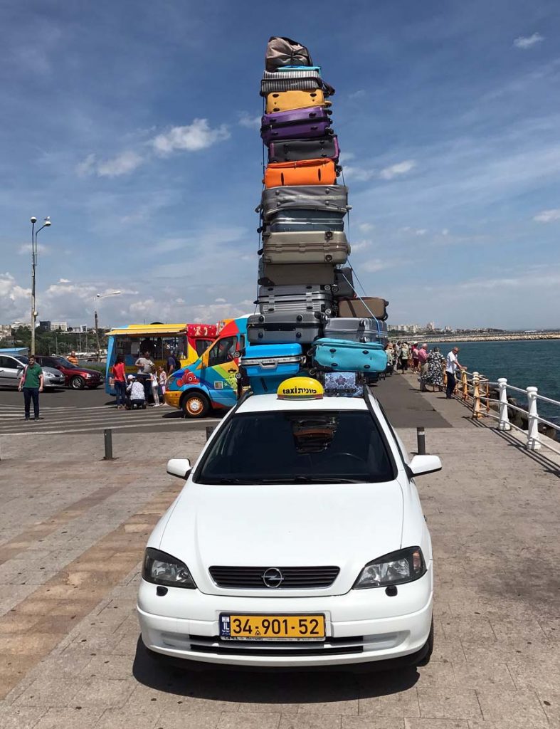 Luggage on taxi roof © kai62, Pixabay
