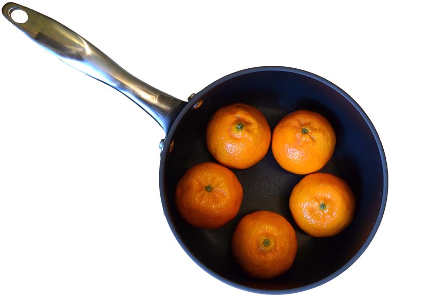 Clementines in a saucepan © rosemaryandporkbelly.co.uk