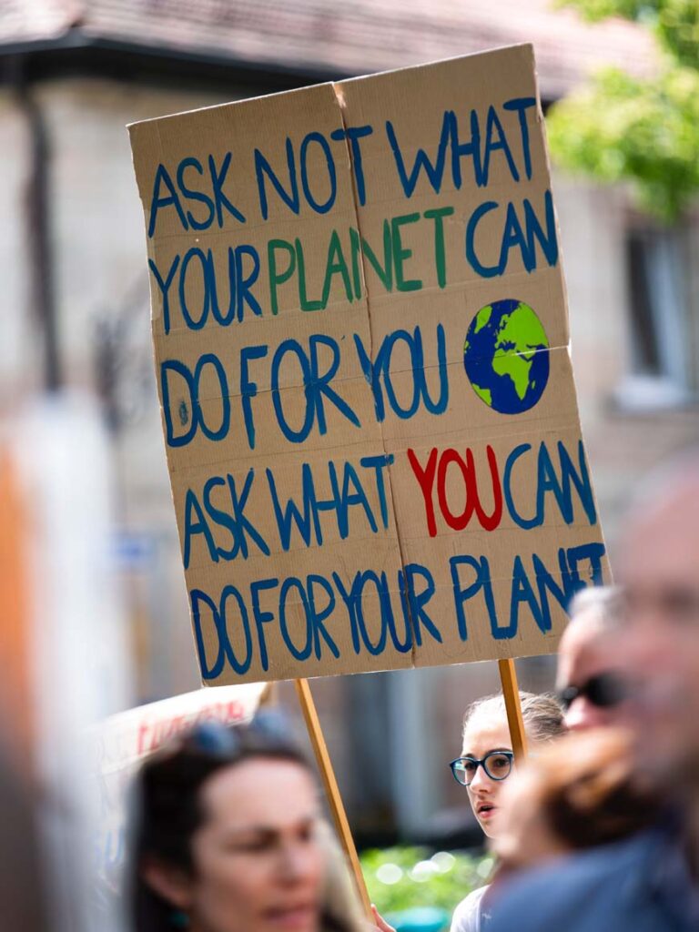Holding up a placard © Markus Spiske, Pexels