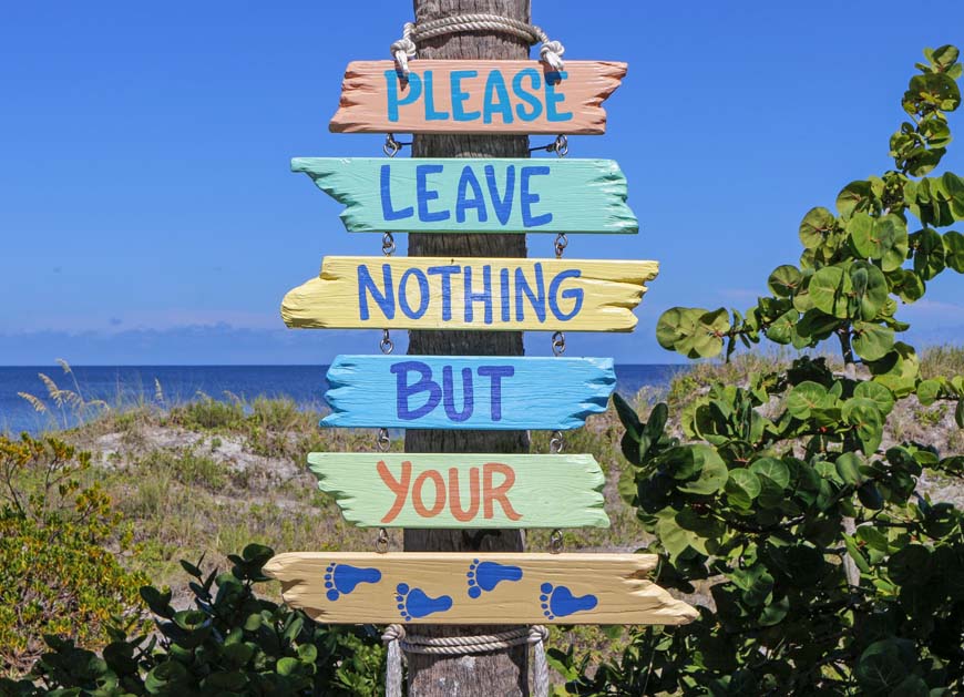 Sign please leave nothing but your footprints © Pixabay