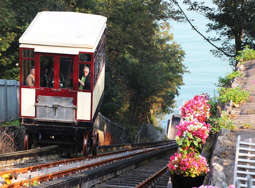 Babbacombe cliff railway furnicular train in Torquay © John Englart, Flickr