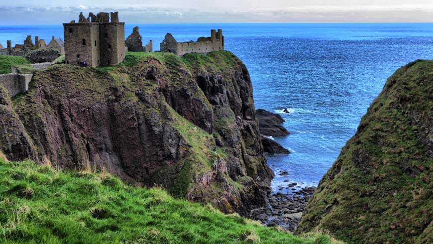 Dunnotar,-Stonehaven,-Scotland-©-Carlos-M-M,-Flickr