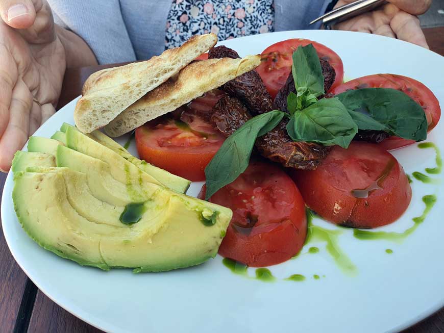 Avocado and tomato, El Castello, Odiham Hampshire UK © rosemaryandporkbelly.co.uk