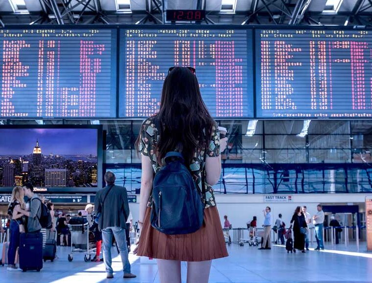 Female looking at airport flight departures board ©Jan Vašek/pixabay