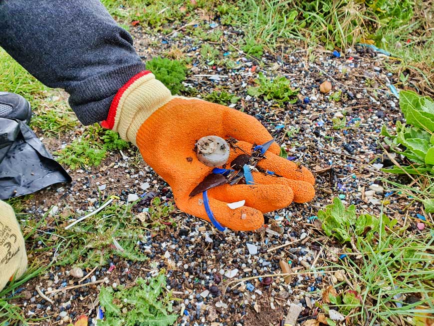 Plastic litter Cuckmere Haven East Sussex ©rosemaryandporkbelly