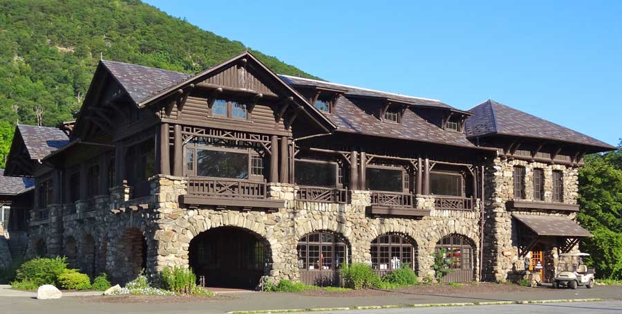 Bear Mountain Inn © Zeete Wikimedia (CC BY-SA 3.0)