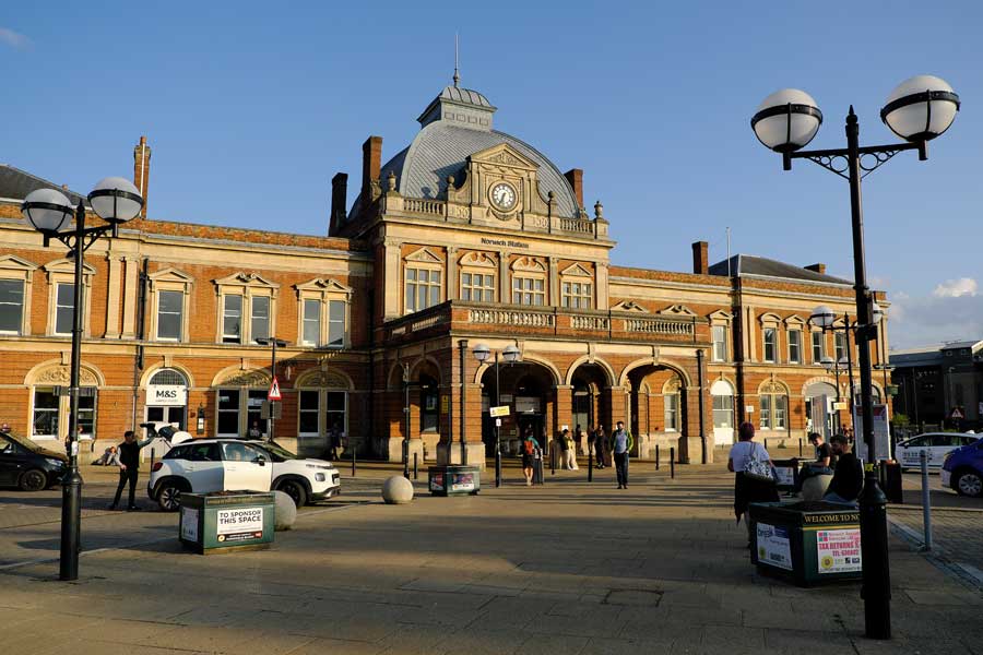 Norwich Railway Station, Norfolk ©rosemaryandporkbellyy