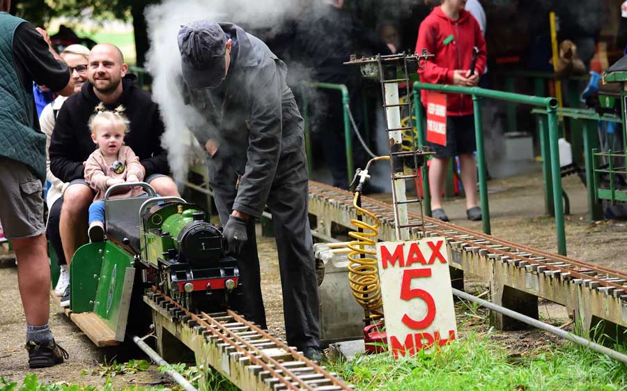 Steam engine at Hove Park miniature railway ©rosemaryandporkbelly