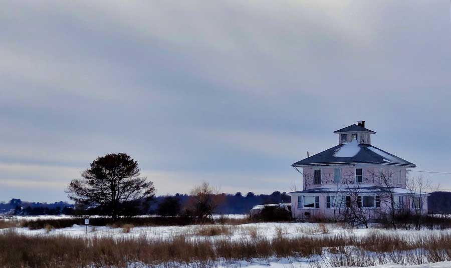 The Pink House in Newbury Massachusetts © Elizabeth B Thomsen (CC BY-NC-SA 2.0)