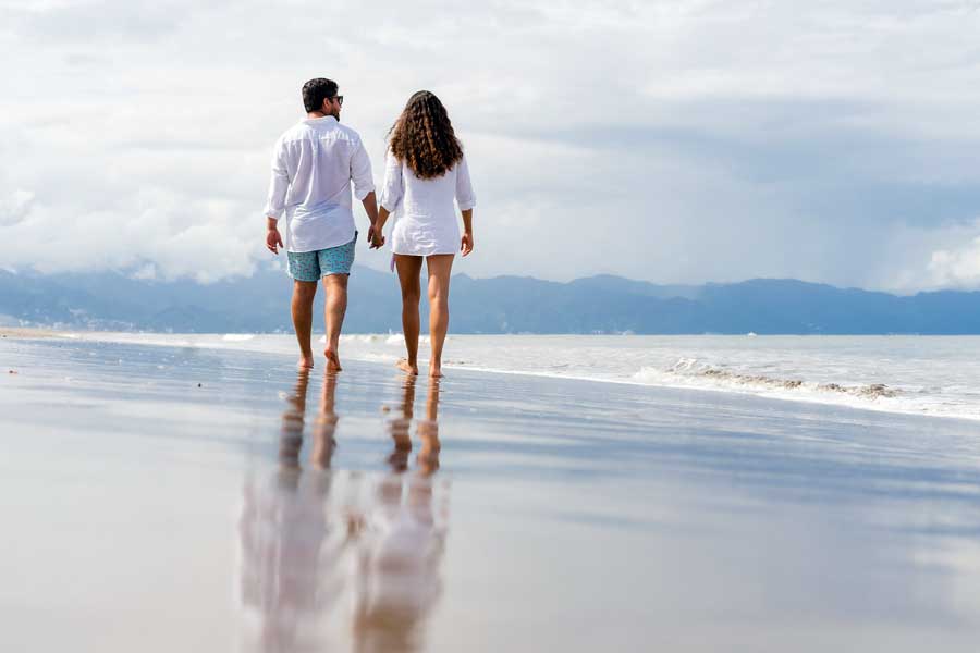 Couple walking on the beach © ivan eduardo frias araujo/Pixabay