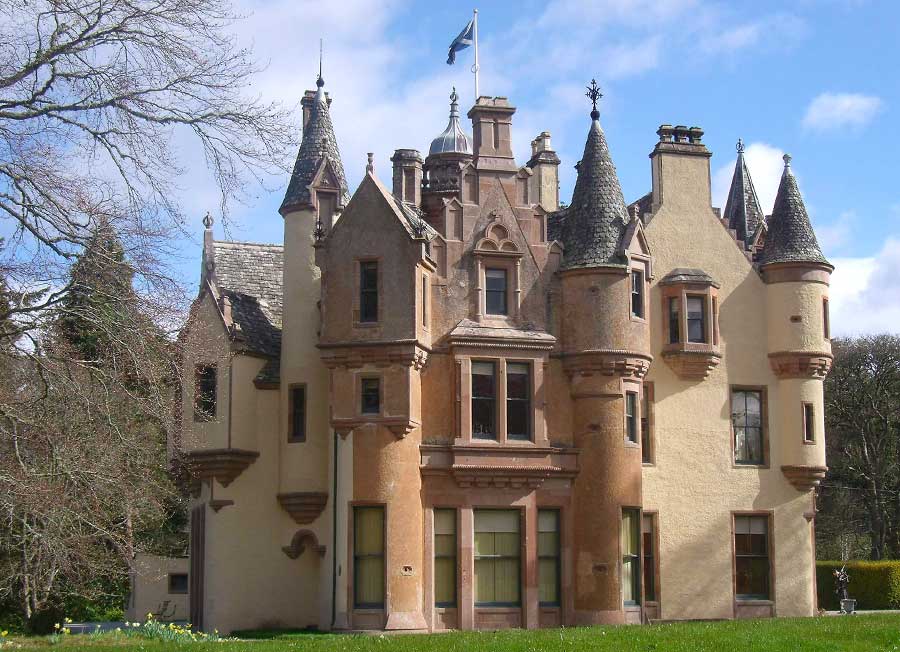 Aldourie Castle Loch Ness Inverness Scotland ©Dave Conner (CC BY 2.0)