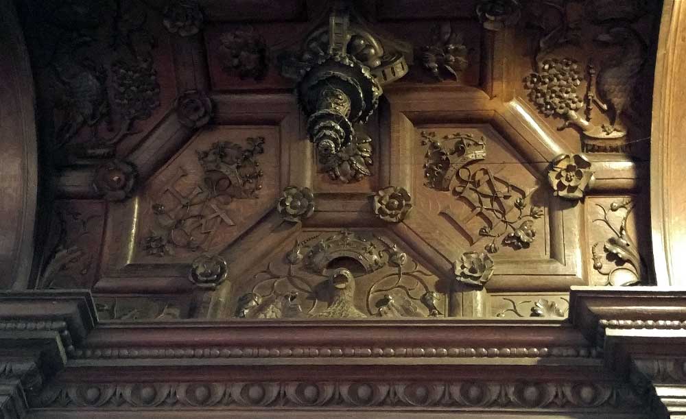 Intertwined initials for Henry VIII and Anne Boleyn - King's College, Cambridge UK