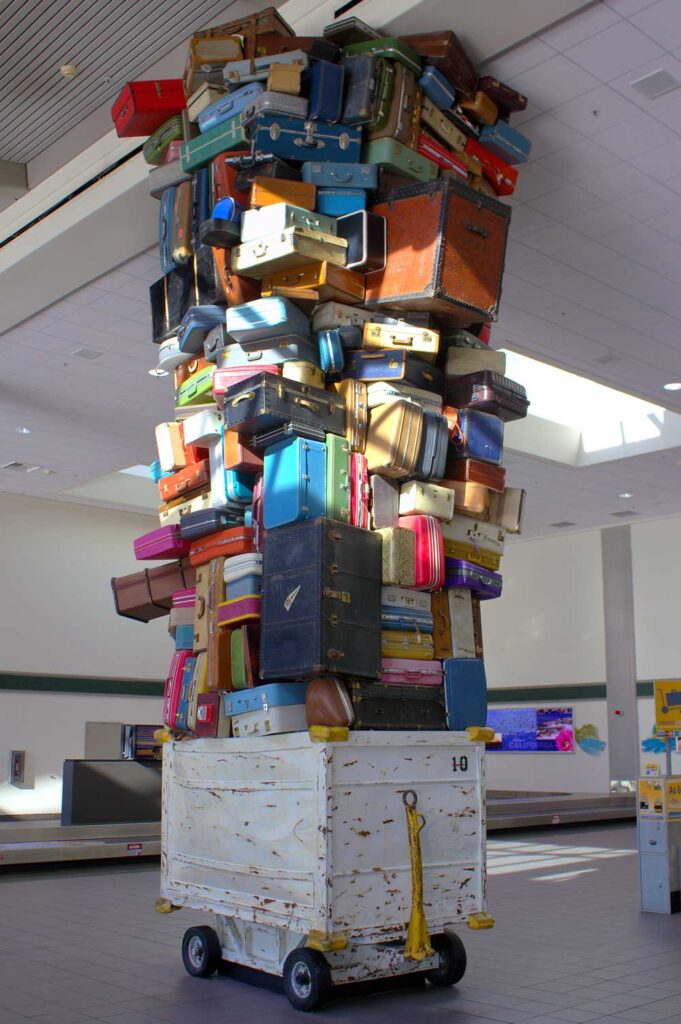 Stacked luggage ©Rob Faulkner Flickr (CC BY 2.0)