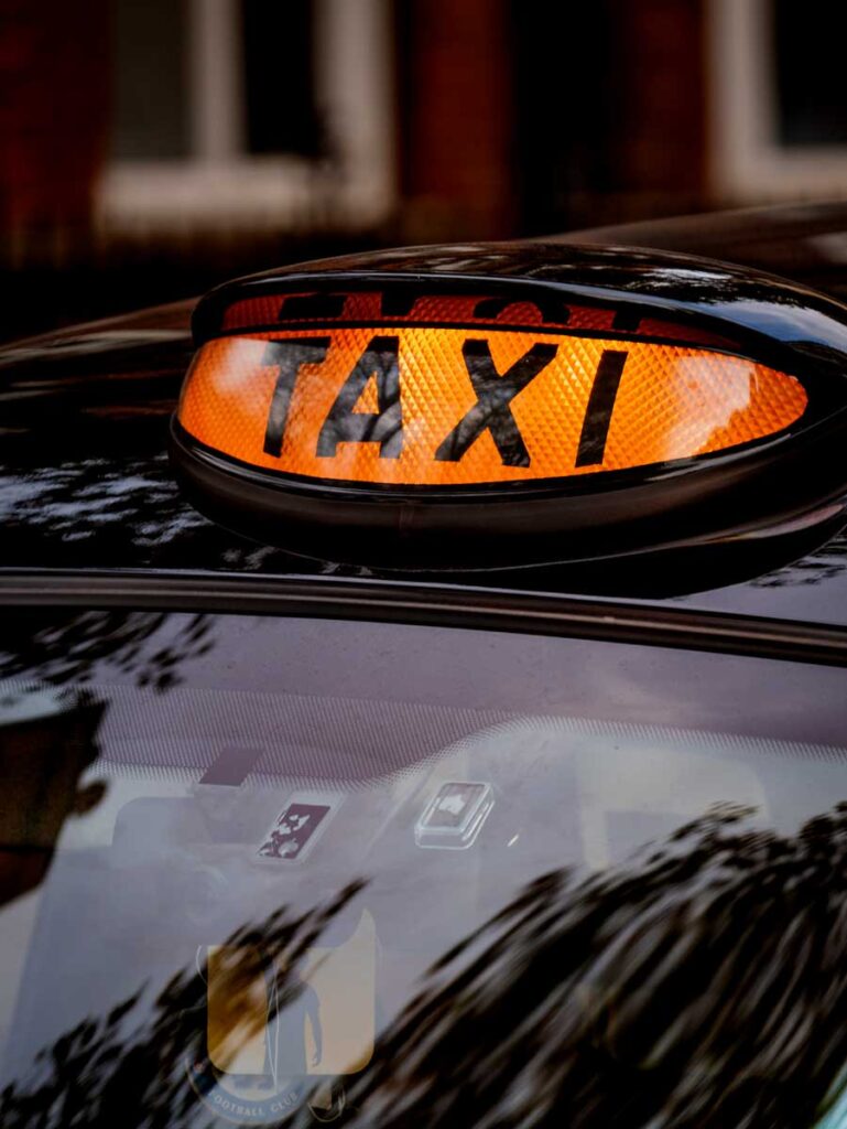 London black cab illuminated orange taxi sign - © the blowup / unsplash