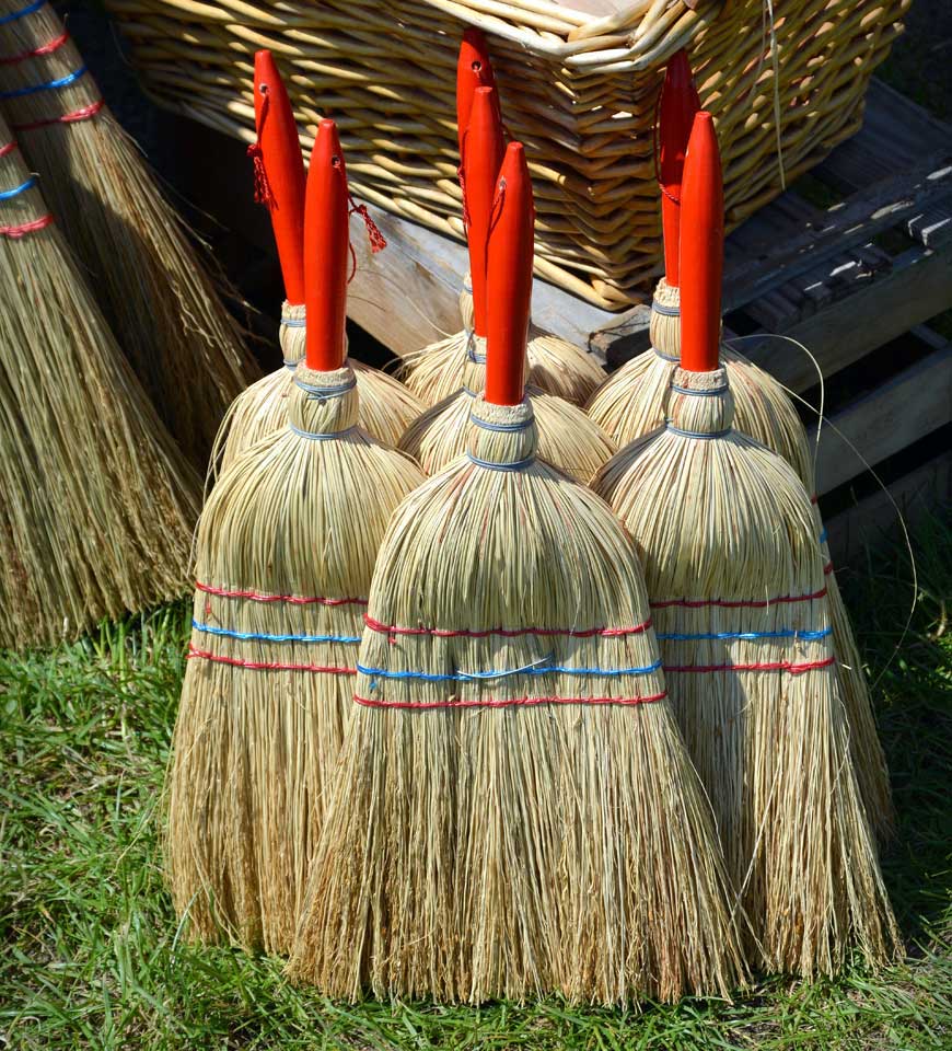 7 wooden straw corn hand brushes with red handles