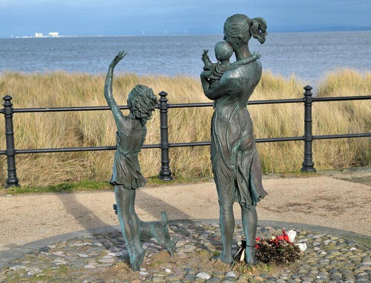 The Welcome Home statue in Fleetwood. A lifesize bronze sculpture of a mother, children and family dog on the seafront.